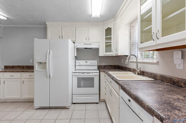 Building Photo - 2406 Yorkshire Dr SW