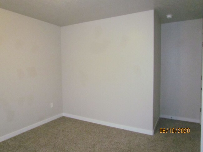 Building Photo - 3 Bed 2 Bath 1622 sqft RV Parking rent fre...