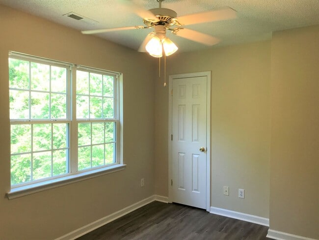 Building Photo - Well Maintained 2 Bedroom 2.5 Bathroom Townhome