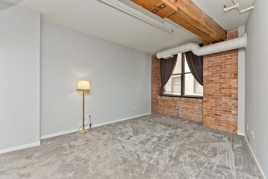 Building Photo - 520 W Huron St