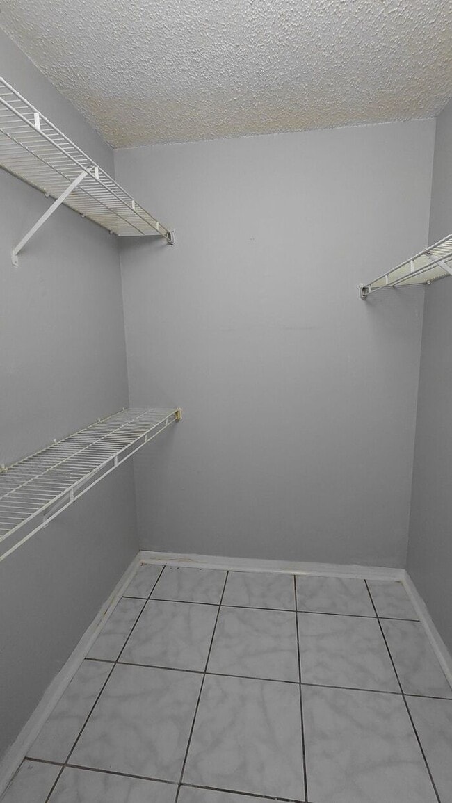 Building Photo - 4666 Pembrook Pl