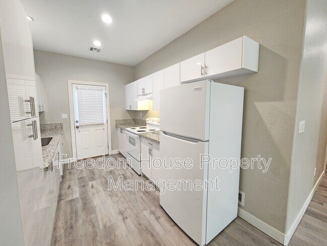 Building Photo - 1121 Sixshooter Ave