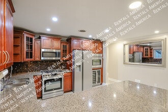 Building Photo - 1424 N Gene Ave