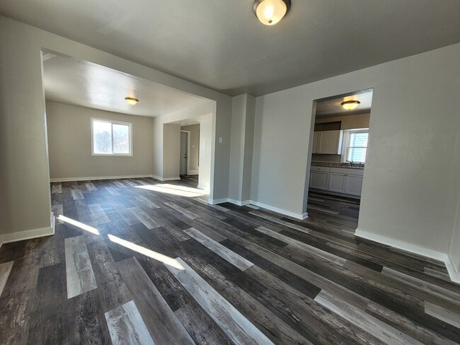 Building Photo - 816 School Pl