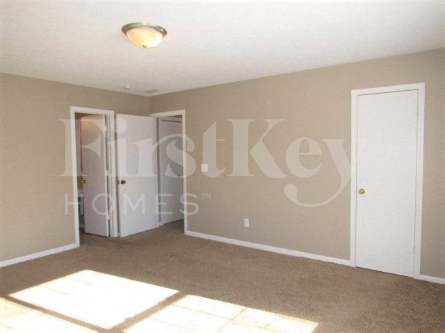 Building Photo - 10235 Lone Wolf Dr