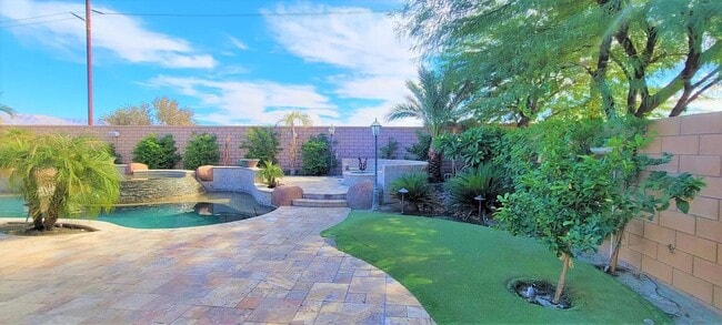 Building Photo - Hidden gem in prestigious community of Palm Desert - Convineant to access from everywhere.