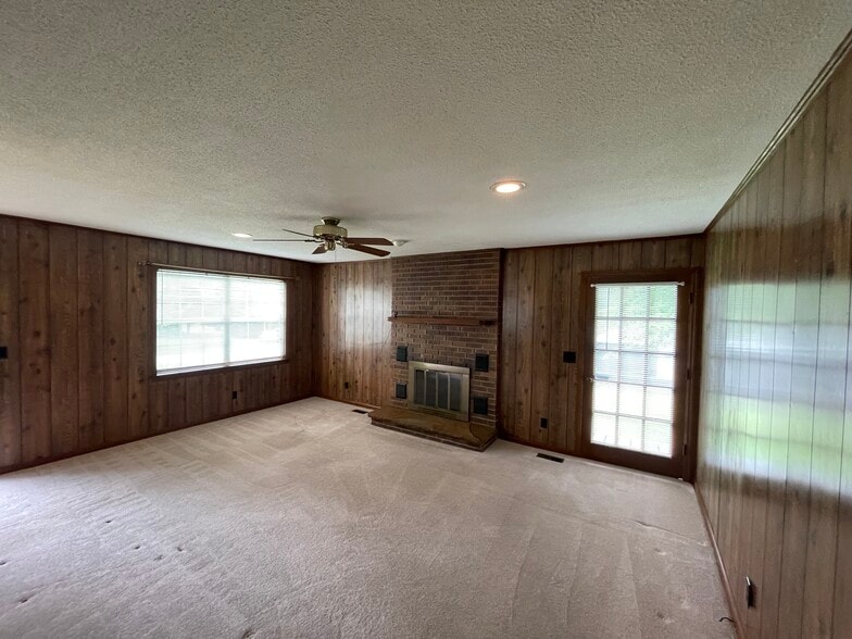 Large Living Room - 309 Shasta Ave