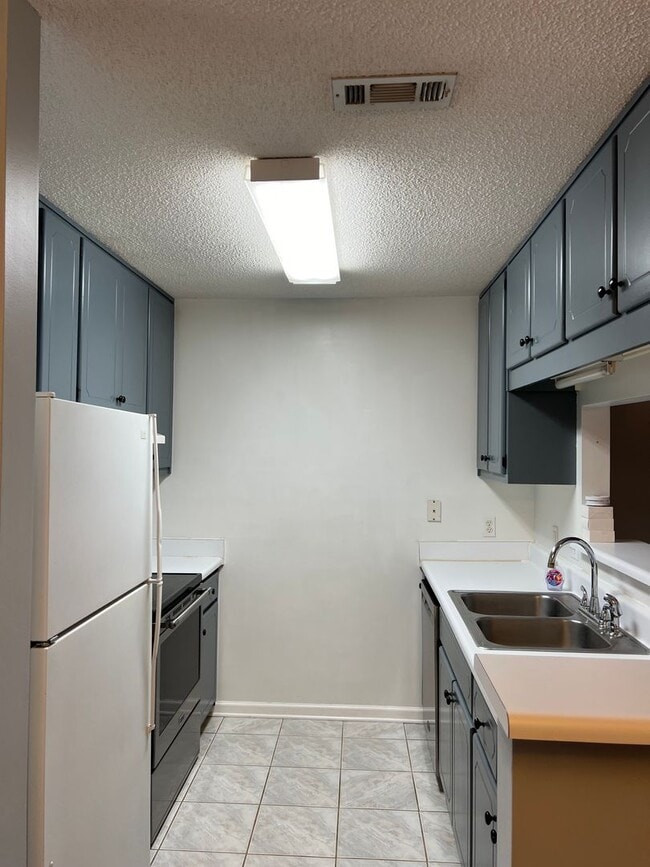 Building Photo - 102 Commons- COMING SOON