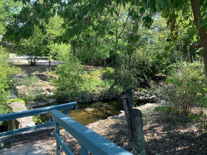 Waller Creek. One bedroom x one bathroom condo. Corner unit. Private. Near parks! - 407 E 45th St #116