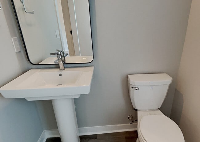 Building Photo - Room in Townhome on Gregg St