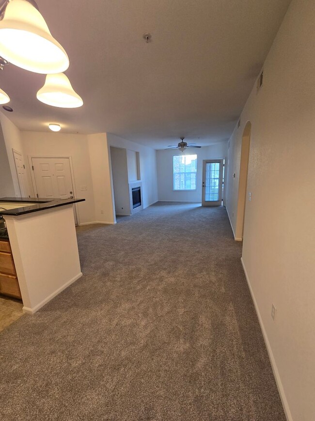 Building Photo - Spacious and Bright 2B/2B Townhome Now Ava...