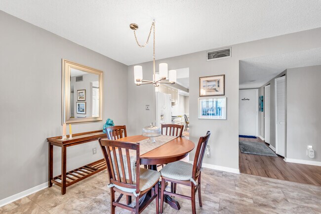 Building Photo - 2800 Cove Cay Dr