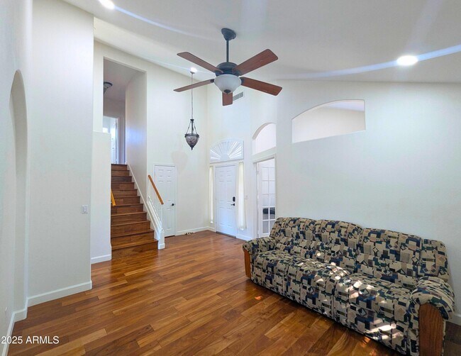 Building Photo - 242 S Sycamore Pl