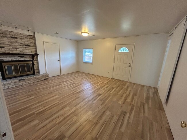 Building Photo - Nice-sized three bedroom property