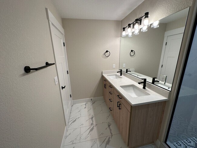 Building Photo - 616