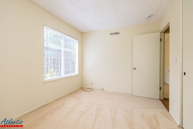 Building Photo - Lovely Cul-De-Sac Home | New Flooring & Paint