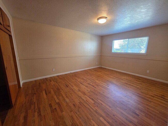 Building Photo - Single story home close to freeway access!