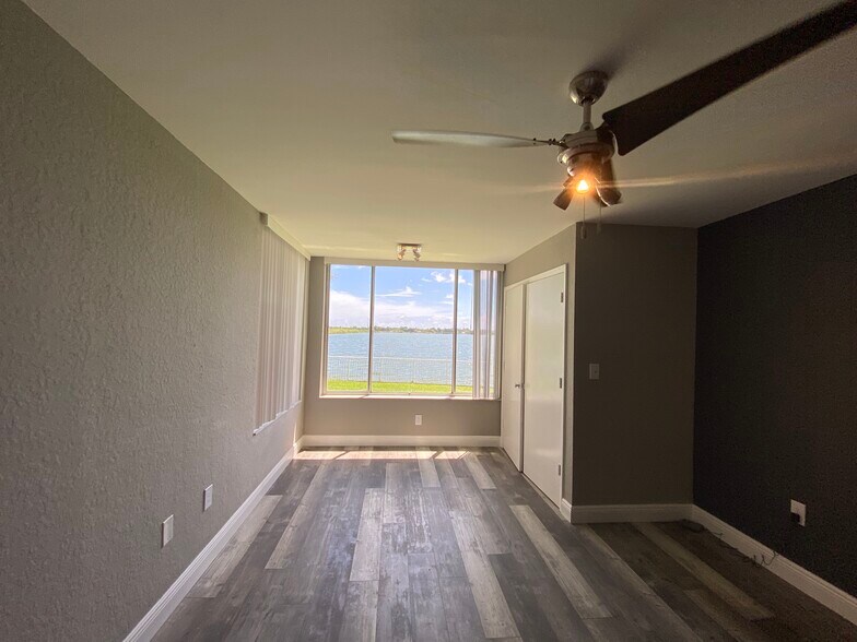 Building Photo - 2831 N Oakland Forest Dr