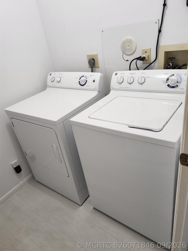 Building Photo - 8934 Sunnywood Pl