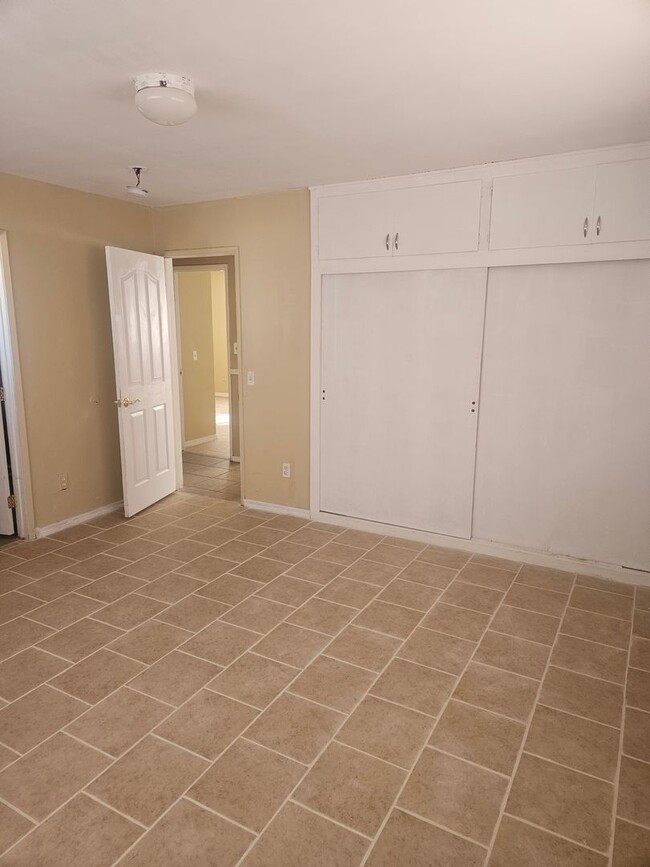 Building Photo - 3 BEDROOM, 2 BATHROOM HOME IN VICTORVILLE....