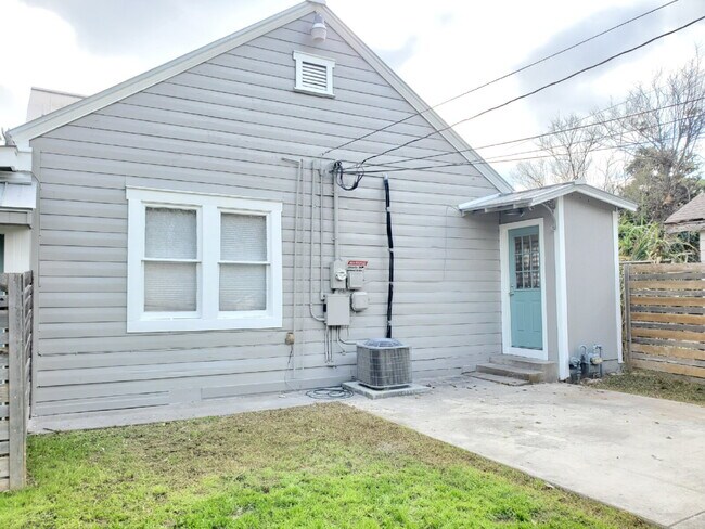 Building Photo - Modern 2-Bed / 2-Bath in Dignowity Hill with Off-Street Parking