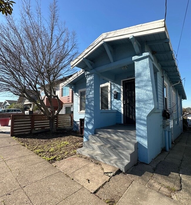 Building Photo - 2 bedroom House in Oakland - Coming soon!