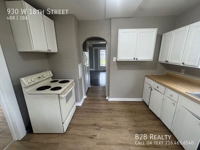 Building Photo - 930 W 18th St