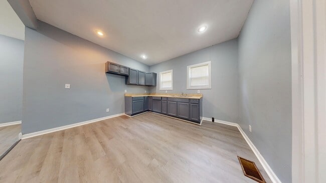 Building Photo - Large 4 bedroom, 1 1/2 baths