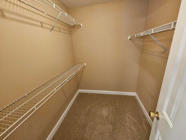 Building Photo - Elgin beauty with large bonus room