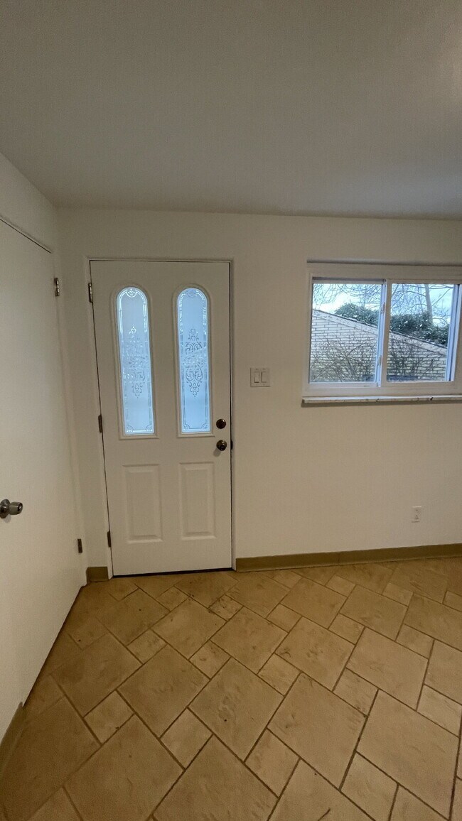 Building Photo - Charming 3 bed, 2 bath with finished basement!