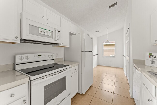 Building Photo - 3 bed with Solar heating Private Pool