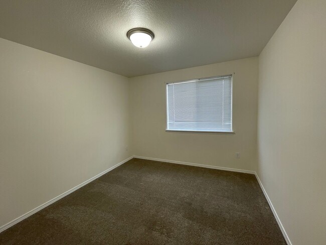 Building Photo - 822 SE Maui Ln