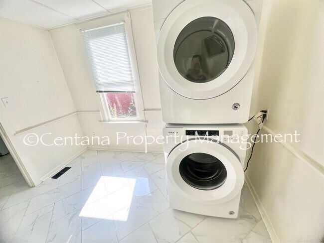 Building Photo - Beautiful 1 bedroom in a duplex!