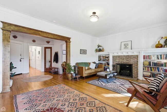 Building Photo - 5321 S Woodlawn Ave