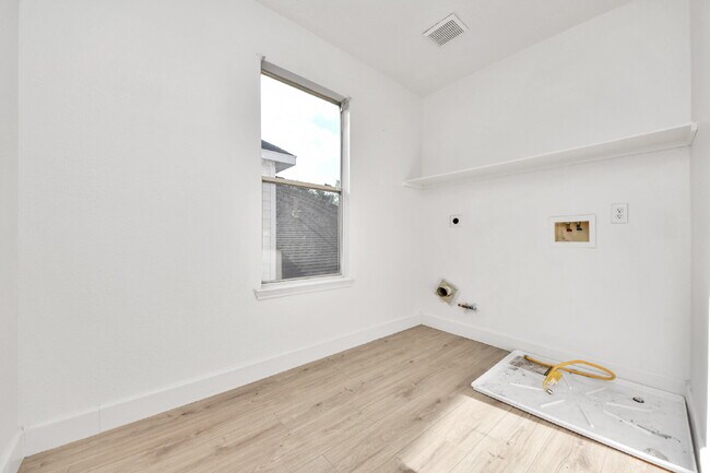 Building Photo - Spacious 4-Bedroom Home with Private Office & Room for Everyone!