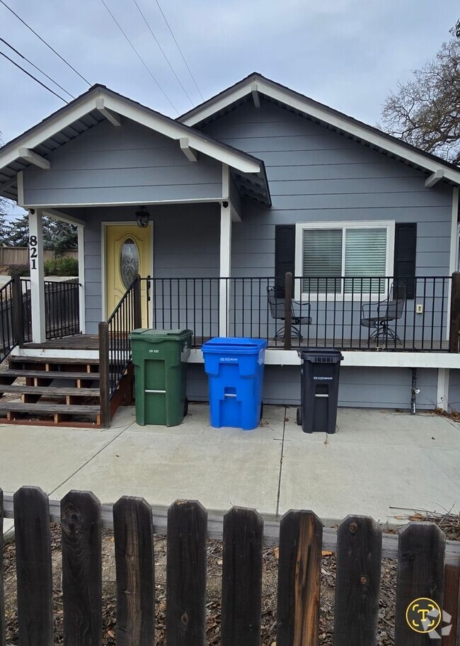 Building Photo - 2 bedroom 2 bath home