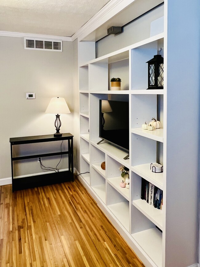 Building Photo - 404 N Benton Ave