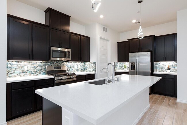 Building Photo - 55+ Guard-Gated Home – Move-In Ready