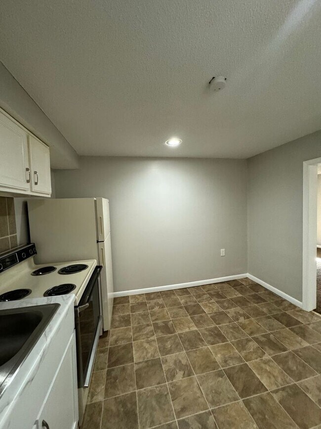 Building Photo - Cozy & Convenient 2BR with Patio