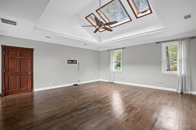 Building Photo - 815 Sudbury Rd NE