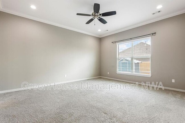 Building Photo - 3702 SW Mistletoe Ave