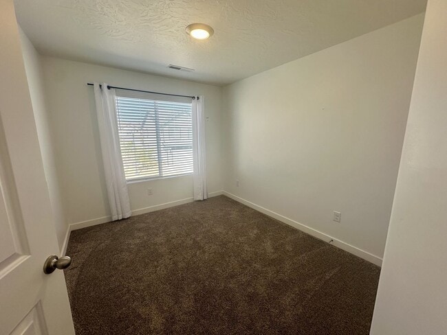 Building Photo - Adorable Long Valley Townhome!