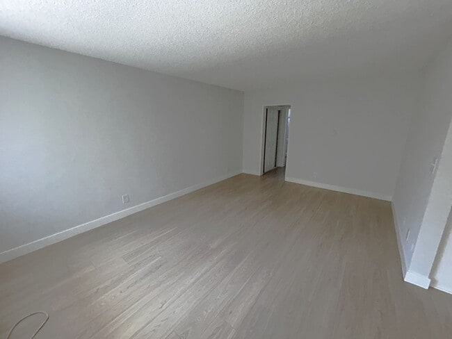 Interior Photo - 3139 - 957 Menlo Ave.