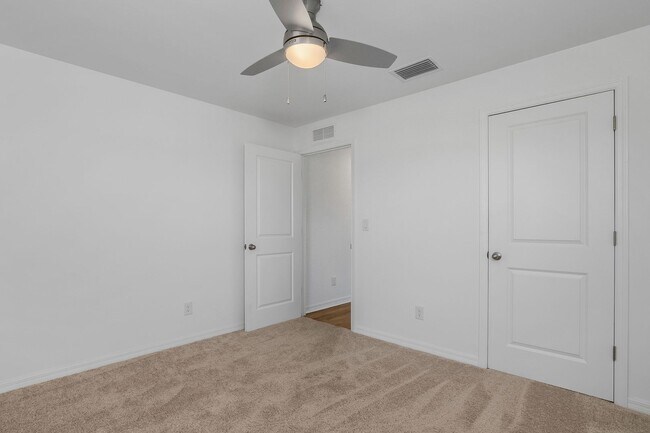 Building Photo - NOW AVAILABLE - 3/2 with 2 Car Garage in Mirror Lakes!