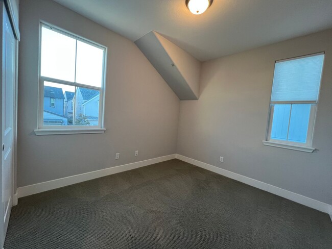 Building Photo - Beautiful Blackpines Community Three Bedroom