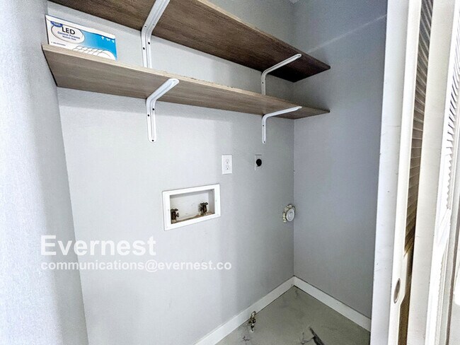 Building Photo - Cozy 3-Bedroom, 1-Bathroom Home in a Conve...