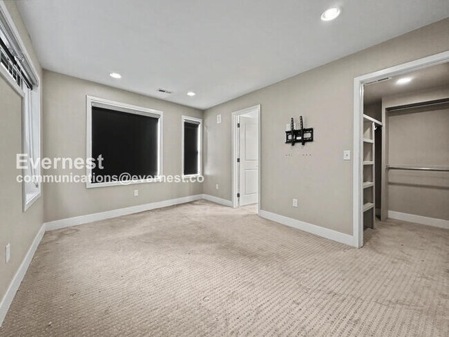 Building Photo - 3 Bed, 3.5 Bath Townhouse with Garage