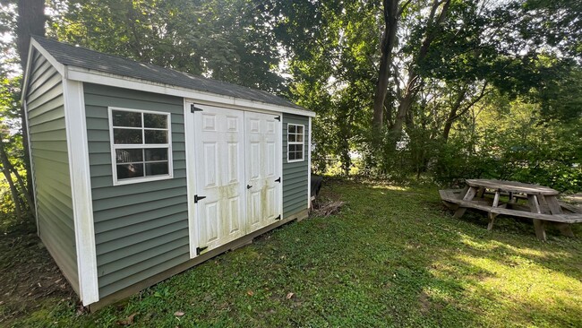Building Photo - Lovely 3 Bedroom New Englander in Wonderfu...