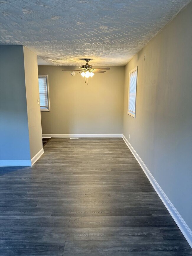 Building Photo - ***3 Bed Ranch with off-street parking and large yard!