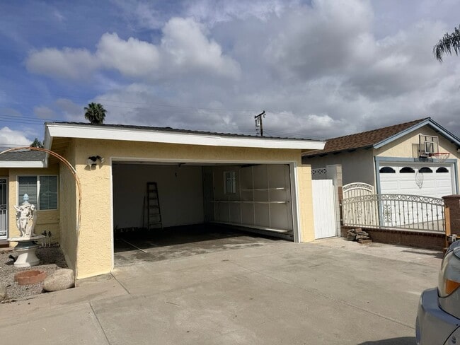 Building Photo - Spacious 3BR Home with Central AC & Private Yard in Baldwin Park
